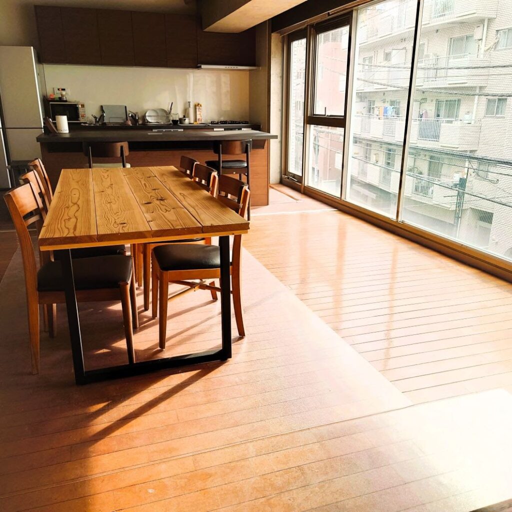 窓の大きな明るい食堂です